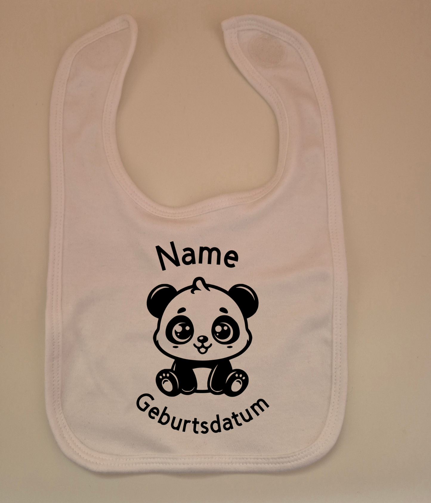 Baby-Lätzchen aus Bio-Baumwolle mit süßem Tiermotiv – personalisiert mit Name und Geburtsdatum.