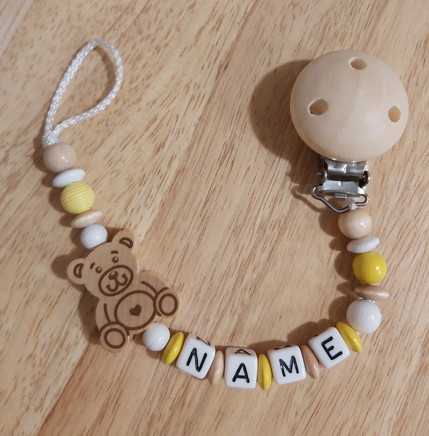 Handgemachte Schnullerkette Bär (Rosa, Blau, Natur/Gelb)