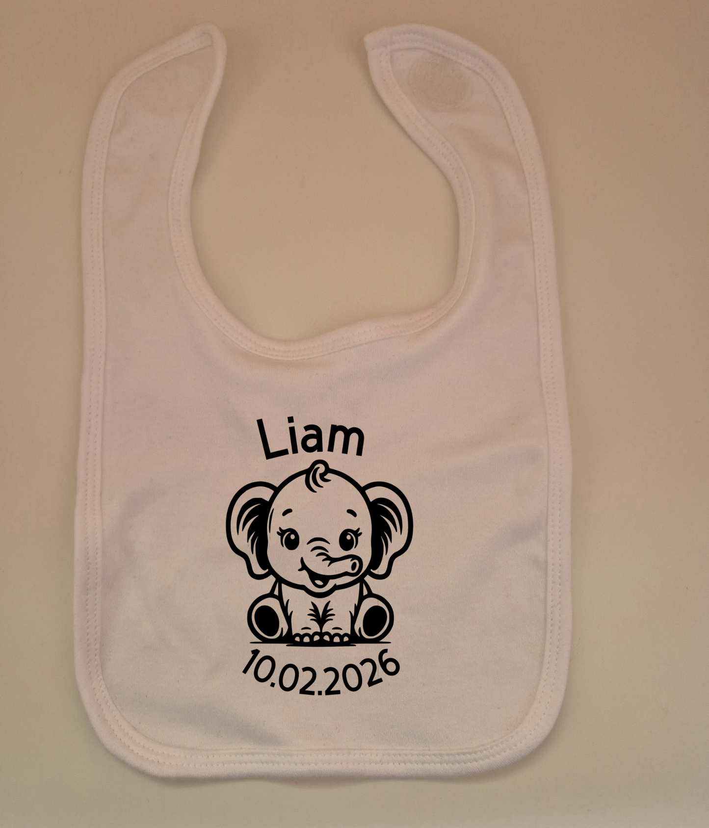 Baby-Lätzchen aus Bio-Baumwolle mit süßem Tiermotiv – personalisiert mit Name und Geburtsdatum.