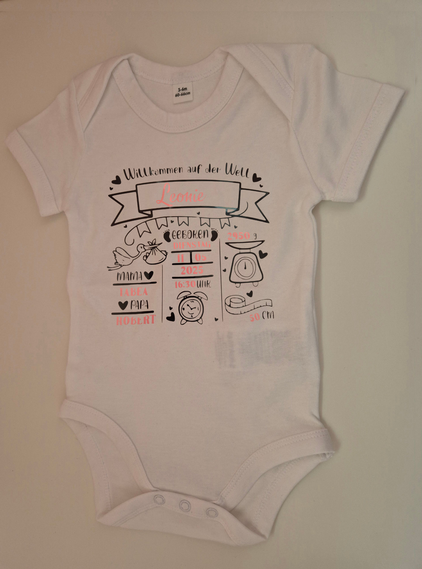 Kurzarm-Babybody aus Bio-Baumwolle – personalisiert mit Name & Geburtsdaten